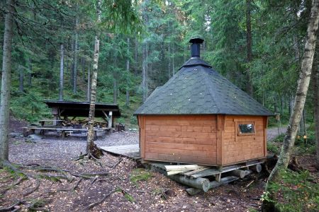 Jedna z mnoha chatek vhodných pro přespání, vedle je druhá chata plná dříví!